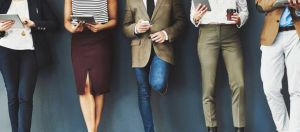 jambes de jeunes actifs avec des smartphones et tablettes