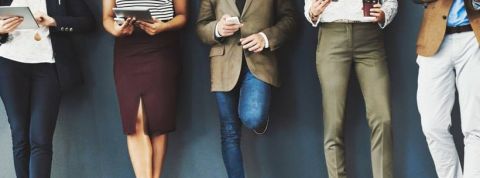 jeunes-actifs jambes de jeunes actifs avec des smartphones et tablettes