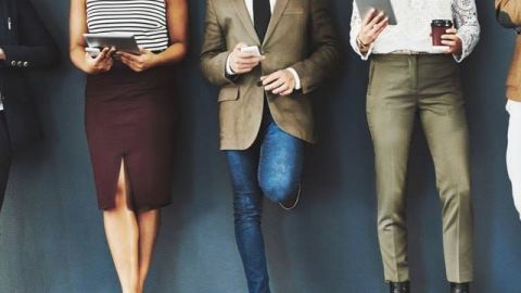 jeunes-actifs jambes de jeunes actifs avec des smartphones et tablettes