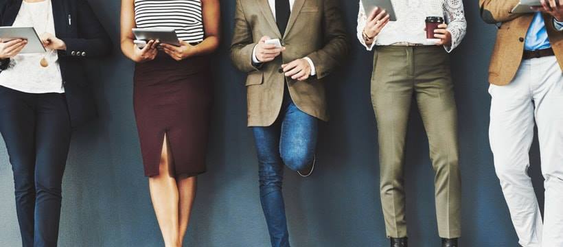 jeunes-actifs jambes de jeunes actifs avec des smartphones et tablettes
