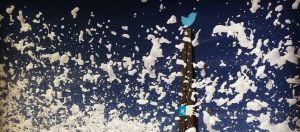 L'obélisque Twitter de la ville de Jun, lors d'une fête