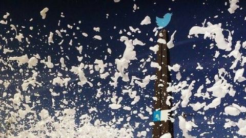 L'obélisque Twitter de la ville de Jun, lors d'une fête