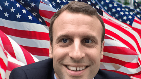 Emmanuel Macron devant le drapeau américain