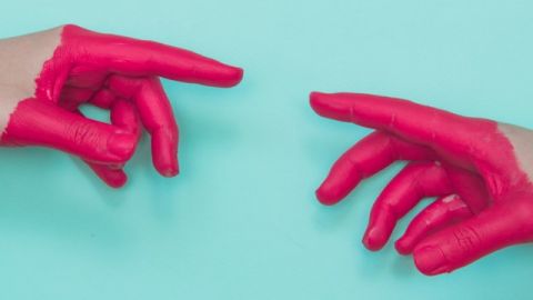 mains peintes en rose