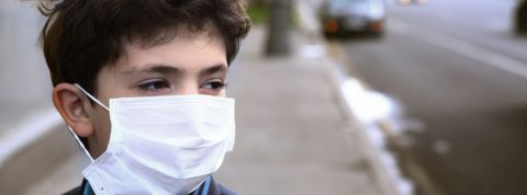 mask enfant avec un masque respiratoire dans la rue
