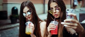 deux millennials qui font un selfie