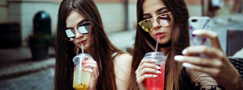 deux millennials qui font un selfie