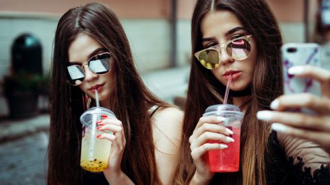 millennials deux millennials qui font un selfie