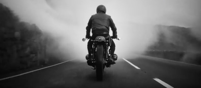 moto homme à moto de dos