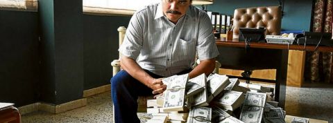 narcos Une scène de Narcos, où Pablo Escobar est assis devant une pile de billets