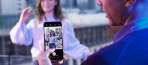 Un homme en train de prendre une femme en photo avec le OnePlus 6