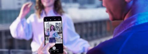 OnePlus Un homme en train de prendre une femme en photo avec le OnePlus 6