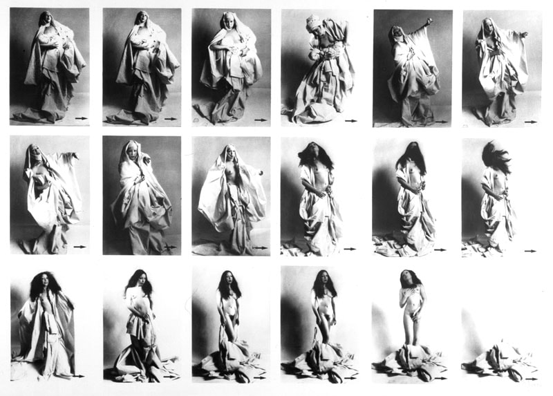 Strip-tease occasionnel à l’aide de draps de trousseau