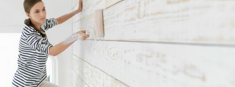 peinture une femme qui peint une maison