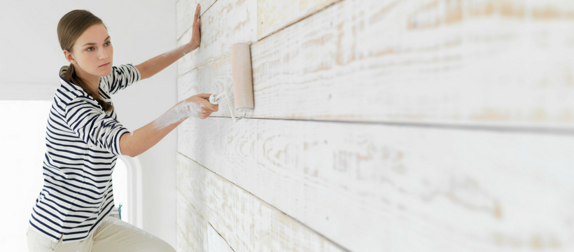 peinture une femme qui peint une maison