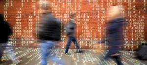 foule de gens avec data