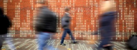 foule de gens avec data