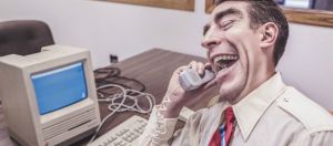 Homme qui parle au téléphone devant un minitel