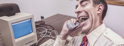 RGPD pour les nuls Homme qui parle au téléphone devant un minitel