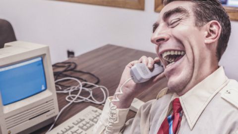 Homme qui parle au téléphone devant un minitel