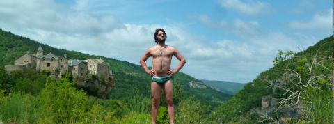 slipfrancais Un homme en slip devant un chateau