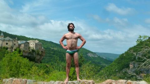 slipfrancais Un homme en slip devant un chateau