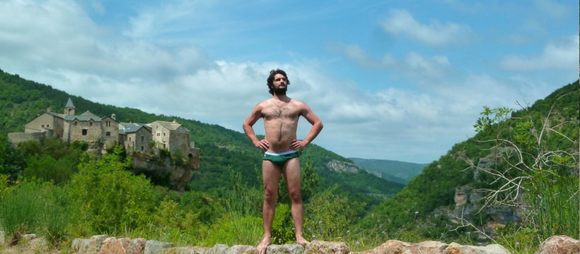 slipfrancais Un homme en slip devant un chateau