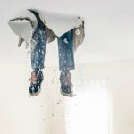 Homme qui tombe du mur