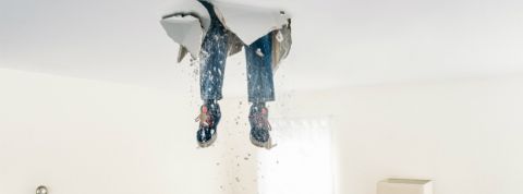 social media strat assurance Homme qui tombe du mur