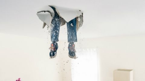 social media strat assurance Homme qui tombe du mur