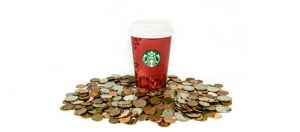 Un gobelet Starbucks posé sur des pièces de monnaie