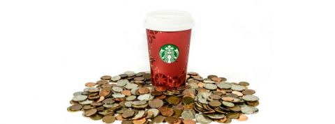 Starbucks Un gobelet Starbucks posé sur des pièces de monnaie