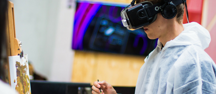 vr un homme qui peint avec un casque de réalité virtuelle