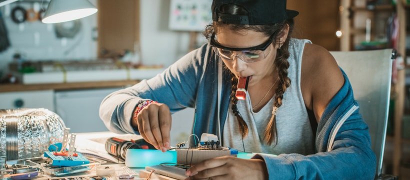 womenintech Une femme en train de bricoler