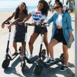 des jeunes femmes en Californie sur des trottinettes