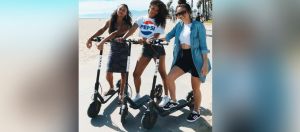 des jeunes femmes en Californie sur des trottinettes