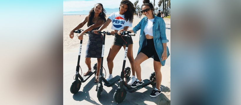 birdhunter des jeunes femmes en Californie sur des trottinettes