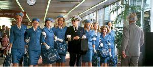 Leonardo DiCaprio, dans le film attrape moi si tu peux, entouré d'hôtesses de l'air