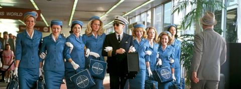 catchmeifyoucan Leonardo DiCaprio, dans le film attrape moi si tu peux, entouré d'hôtesses de l'air