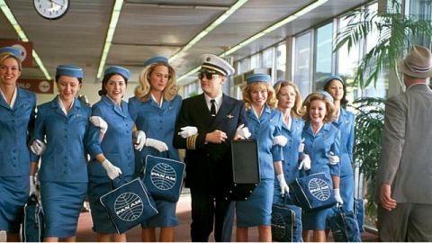 Leonardo DiCaprio, dans le film attrape moi si tu peux, entouré d'hôtesses de l'air