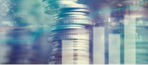 Des pièces de monnaie prises en photo à travers une vitre