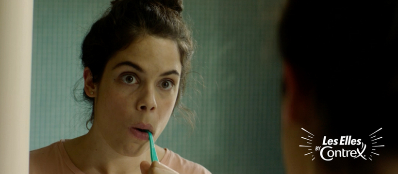 elles femme qui se brosse les dents