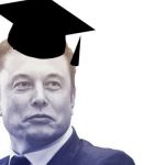 Elon Musk avec un chapeau de diplômé