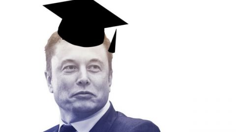 Elon Musk avec un chapeau de diplômé