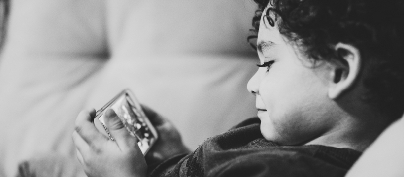enfant enfant avec un smartphone