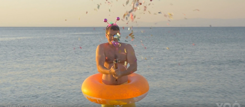 gaypride homme avec une bouée et des confettis