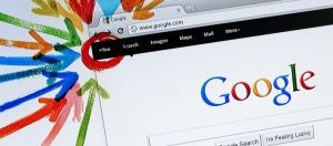 Le moteur de recherche de Google, avec des flèches