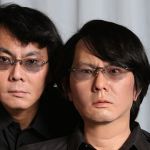 Hiroshi Ishiguro avec son robot