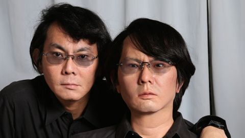 Hiroshi Ishiguro avec son robot