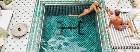 Insta Une femme dans une piscine, et son compagnon, au riad Yasmine à Marrakech